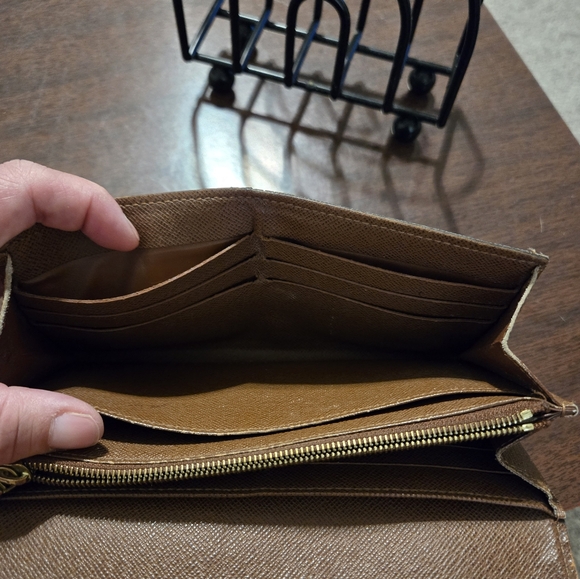 Authentic Louis Vuitton luxurious long monogram wallet in great condition - Picture 11 of 16